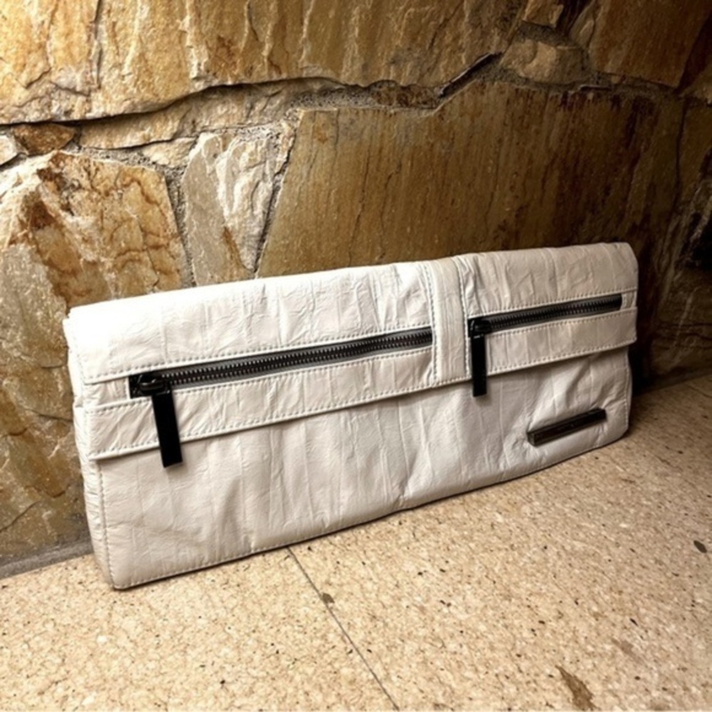 Matt & Nat's popular collection-Japanese
Paper Gorgeous clutch in shade of cream
